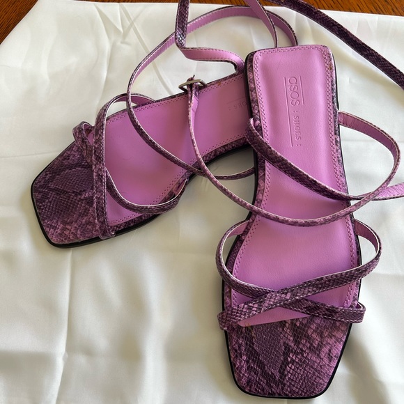 Very stylish sandals. No tags but new   Size 9 - Picture 2 of 3